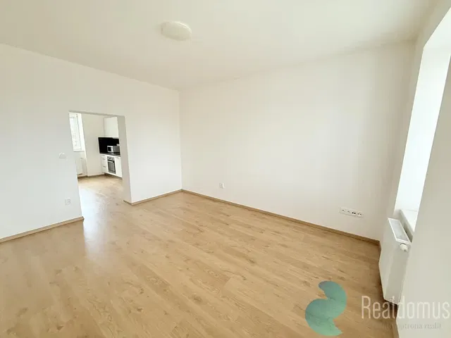 Sala de estar; chão de madeira, luz natural, estilo moderno