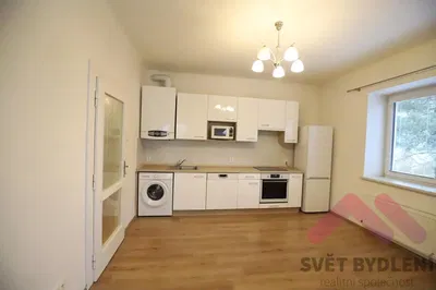 Хол; дървен под, естествена светлина, модерен стил, високи тавани