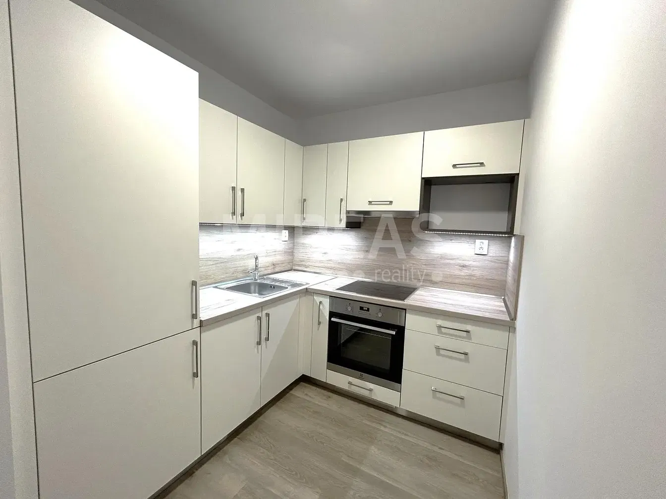 Living room; wood floor, natural light, modern style