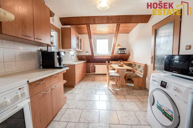 Wohnzimmer; holzboden, tageslicht, moderner stil, hohe decken