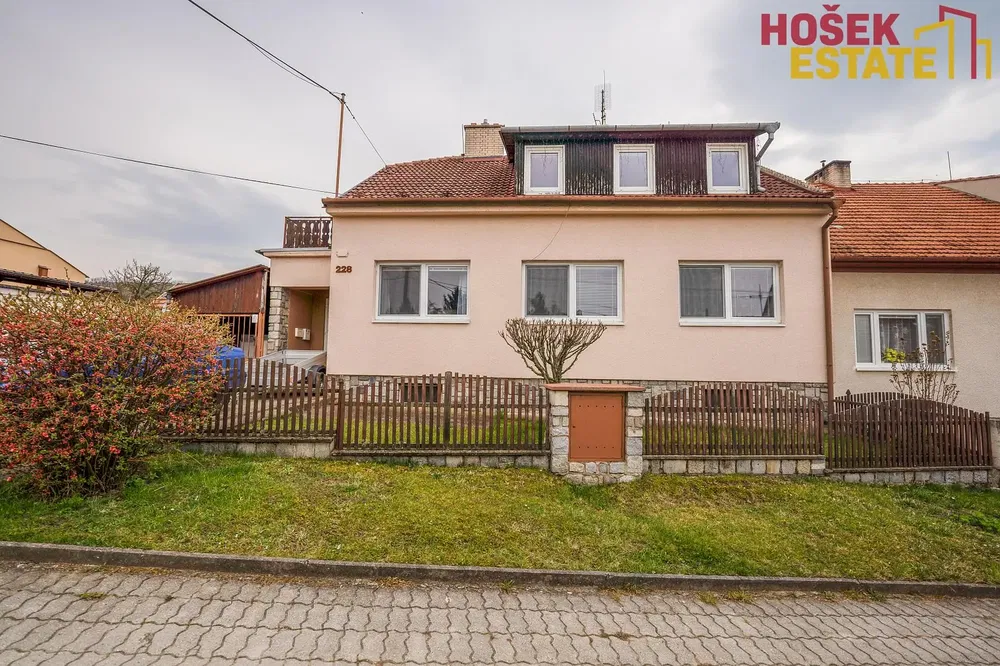 Living room; wood floor, natural light, modern style