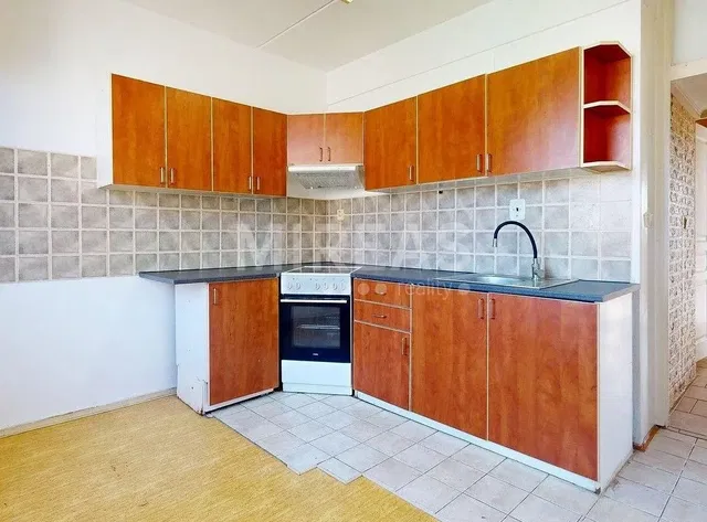 Кухня; кухненски уреди, дървен под, естествена светлина, модерен стил