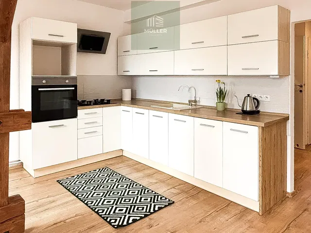 Хол; дървен под, естествена светлина, модерен стил