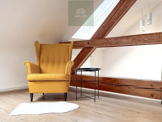 Хол; дървен под, естествена светлина, модерен стил, високи тавани