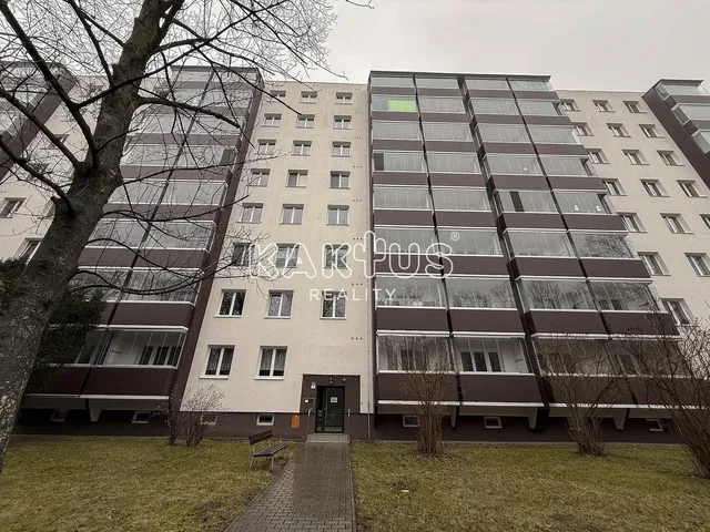 Кухиња; кухињски апарати, дрвени под, природно светло, модерни стил