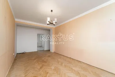 Хол; дървен под, естествена светлина, модерен стил, високи тавани