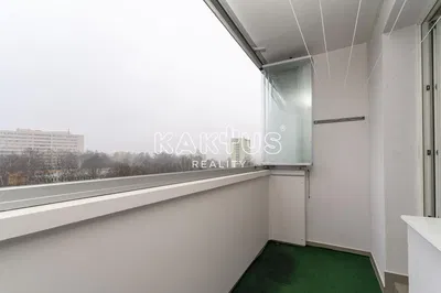 Хол; дървен под, естествена светлина, модерен стил