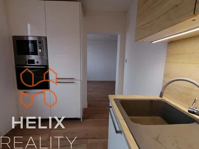 Kuchnia; sprzęt kuchenny, podłoga drewniana, światło dzienne, styl nowoczesny