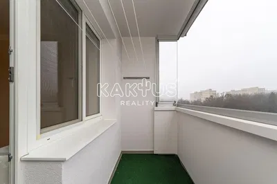 Кухня; кухненски уреди, дървен под, естествена светлина, модерен стил