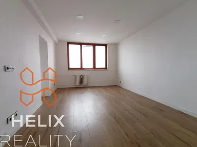 Kuchnia; sprzęt kuchenny, podłoga drewniana, światło dzienne, styl nowoczesny