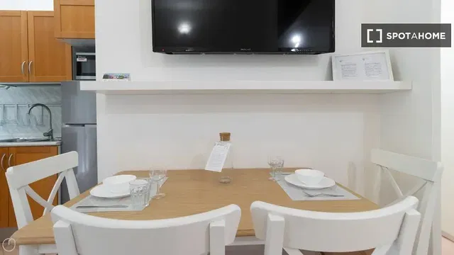 Küche; küchengeräte, holzboden, tageslicht, moderner stil