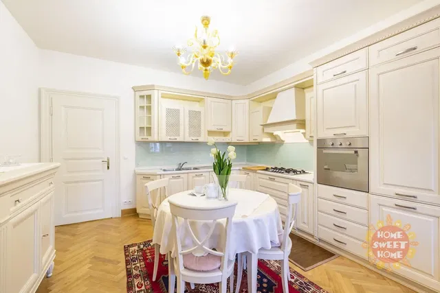 Salón; suelo de madera, luz natural, estilo moderno