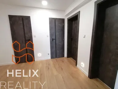 Salon; podłoga drewniana, światło dzienne, styl nowoczesny, wysokie sufity