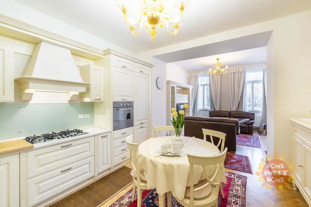 Cucina; elettrodomestici, pavimento in legno, luce naturale, stile moderno