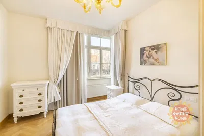 Soggiorno; pavimento in legno, luce naturale, stile moderno