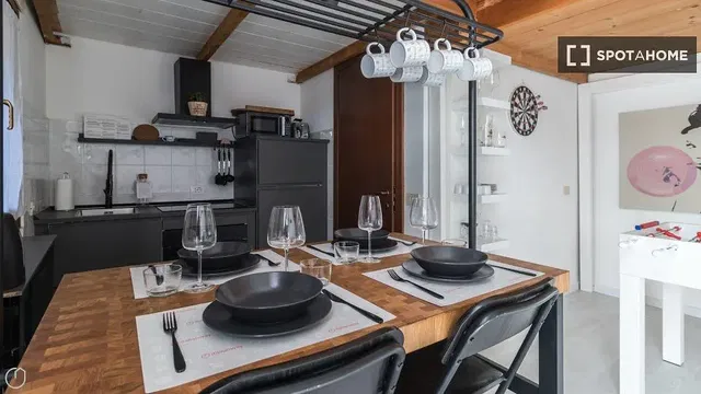 Küche; küchengeräte, holzboden, tageslicht, moderner stil