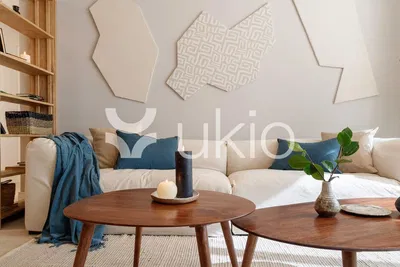 Κουζίνα; συσκευές κουζίνας, ξύλινο πάτωμα, φυσικό φως, μοντέρνο στυλ