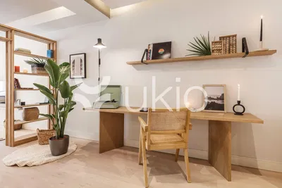 Κουζίνα; συσκευές κουζίνας, ξύλινο πάτωμα, φυσικό φως, μοντέρνο στυλ