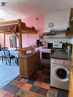 Küche; küchengeräte, holzboden, tageslicht, moderner stil