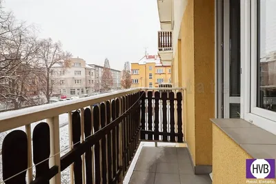 Salon; podłoga drewniana, światło dzienne, styl nowoczesny, wysokie sufity