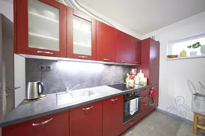 Хол; естествена светлина, дървен под, модерен стил