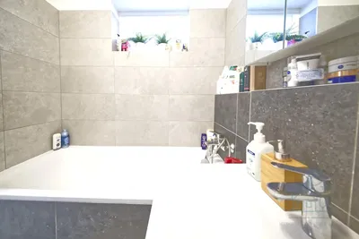 Хол; дървен под, естествена светлина, модерен стил