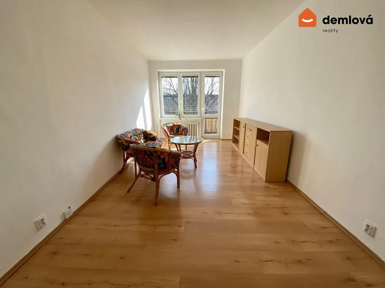 Oturma odası; ahşap zemin, doğal ışık, modern stil, yüksek tavan