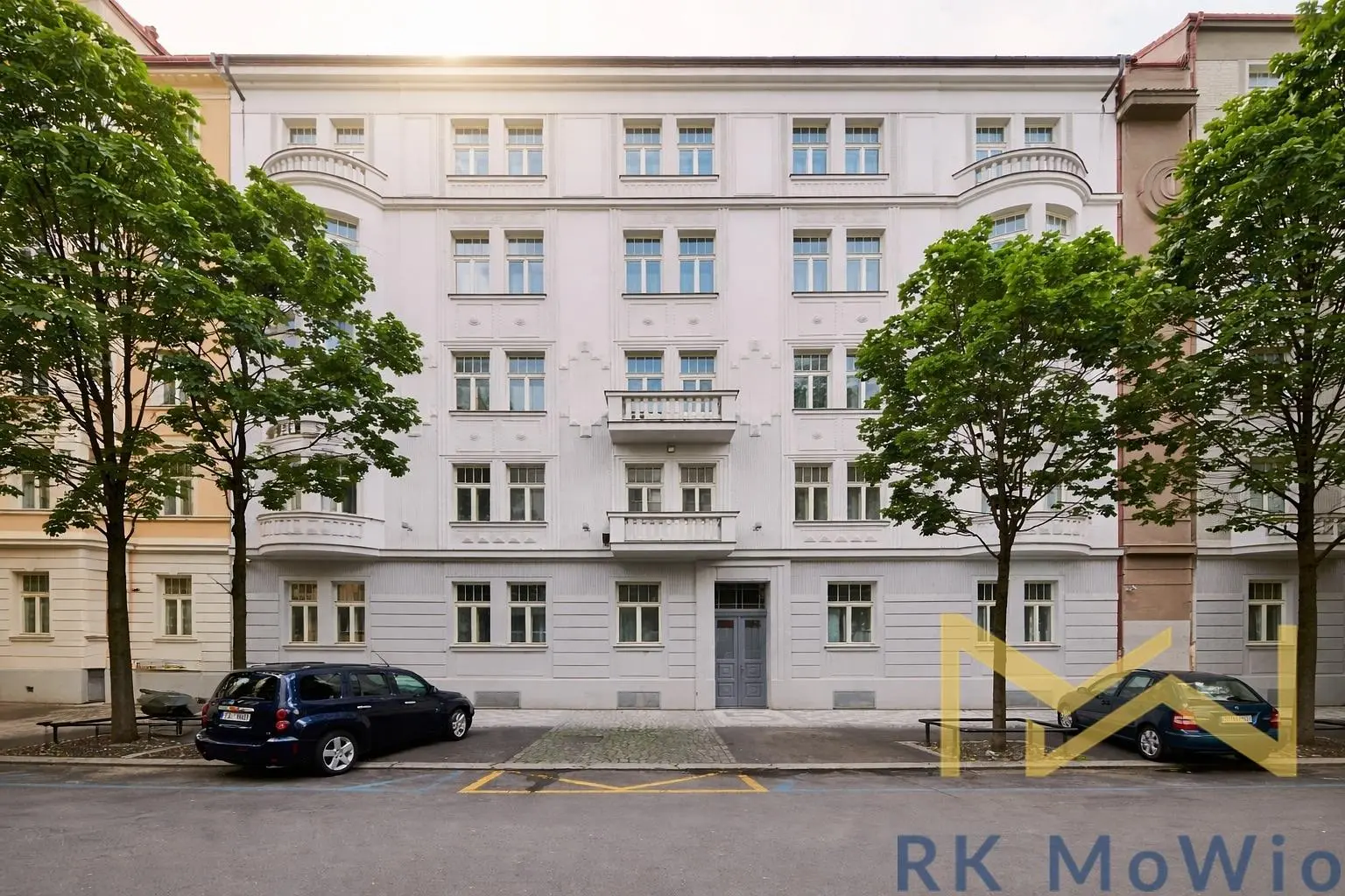 Salón; suelo de madera, luz natural, estilo moderno