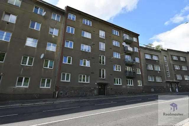 Хол; дървен под, естествена светлина, модерен стил