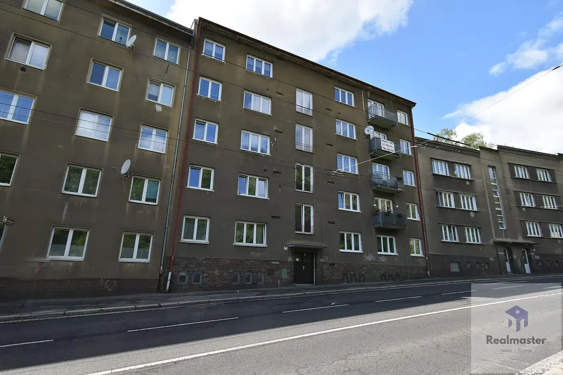 Living room; wood floor, natural light, modern style