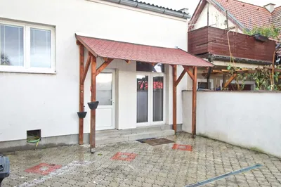 Wohnzimmer; holzboden, tageslicht, moderner stil, hohe decken