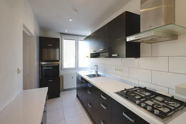 Хол; дървен под, естествена светлина, модерен стил