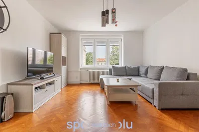 Mutfak; mutfak aletleri, ahşap zemin, doğal ışık, modern stil