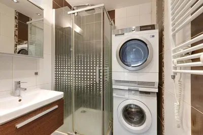 Oturma odası; ahşap zemin, doğal ışık, modern stil