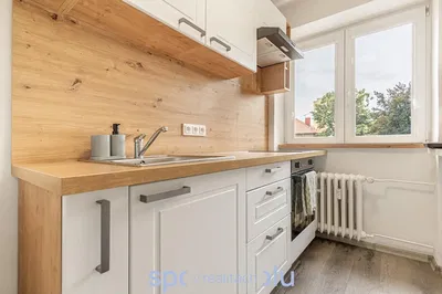 Oturma odası; ahşap zemin, doğal ışık, modern stil