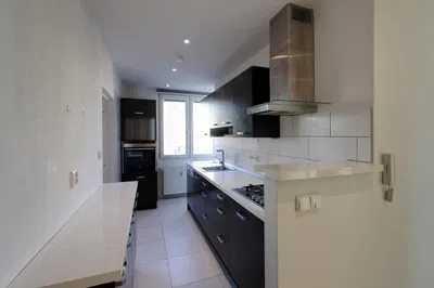 Mutfak; mutfak aletleri, ahşap zemin, doğal ışık, modern stil