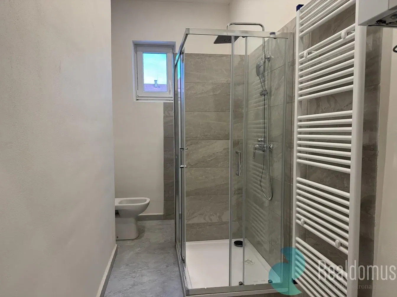 Living room; wood floor, natural light, modern style