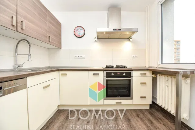 Хол; дървен под, естествена светлина, модерен стил