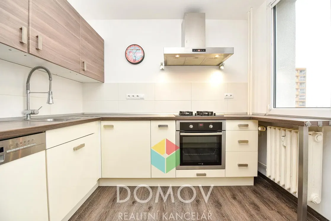 Хол; дървен под, естествена светлина, модерен стил