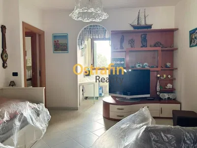 Salon; parquet, lumière naturelle, style moderne