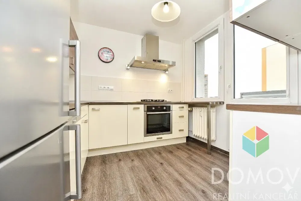 Хол; дървен под, естествена светлина, модерен стил