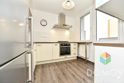 Хол; дървен под, естествена светлина, модерен стил