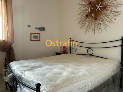 Salon; parquet, lumière naturelle, style moderne, hauteur sous plafond