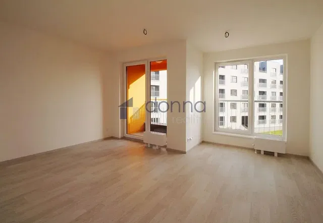 Хол; дървен под, естествена светлина, модерен стил, високи тавани