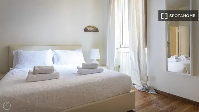 Kuhinja; kuhinjski aparati, drveni pod, prirodno svjetlo, moderni stil