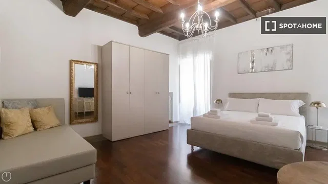 Κουζίνα; συσκευές κουζίνας, ξύλινο πάτωμα, φυσικό φως, μοντέρνο στυλ