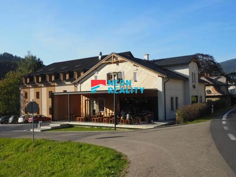 Küche; küchengeräte, holzboden, tageslicht, moderner stil