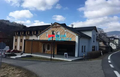 Küche; küchengeräte, holzboden, tageslicht, moderner stil