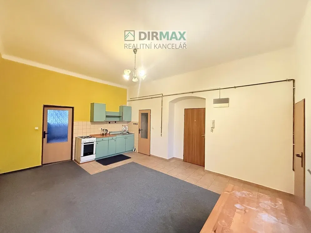 Oturma odası; ahşap zemin, doğal ışık, modern stil