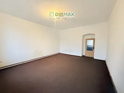 Oturma odası; ahşap zemin, doğal ışık, modern stil